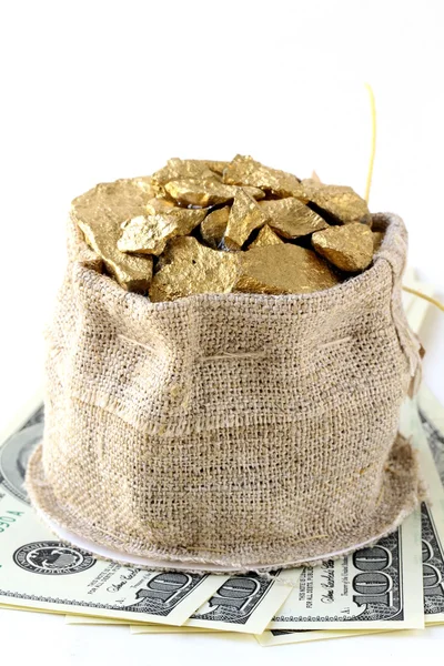 Goldnuggets auf einem Hundert-Dollar-Schein platziert — Stockfoto