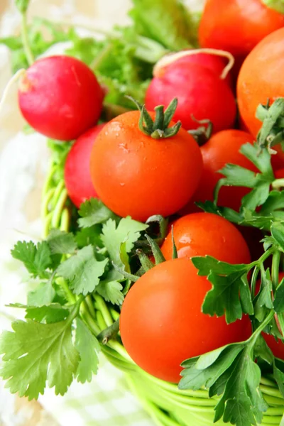Olika färska grönsaker på bordet — Stockfoto