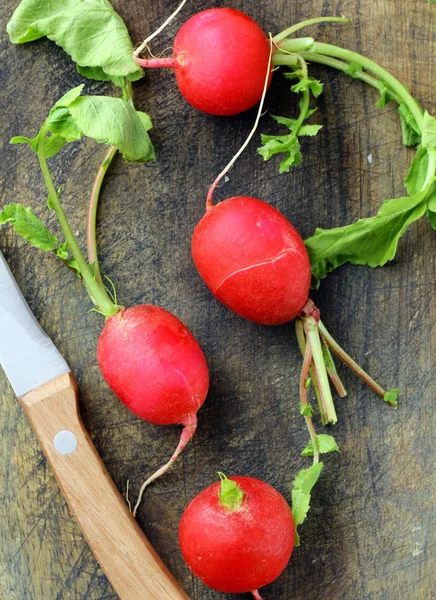 Resh radishes on a wooden cutting board — Stock Photo, Image