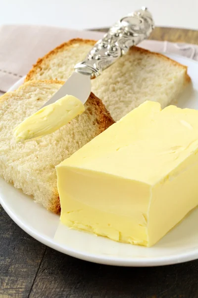 Beurre jaune frais sur un support en bois, produits bio — Photo