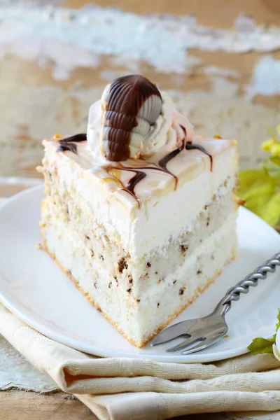 Beyaz kremalı kek çikolatalı krema — Stok fotoğraf