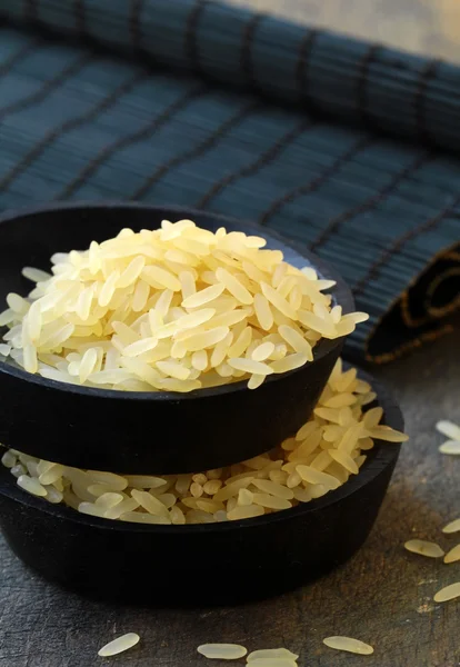 Сырой рис на деревянной доске — стоковое фото