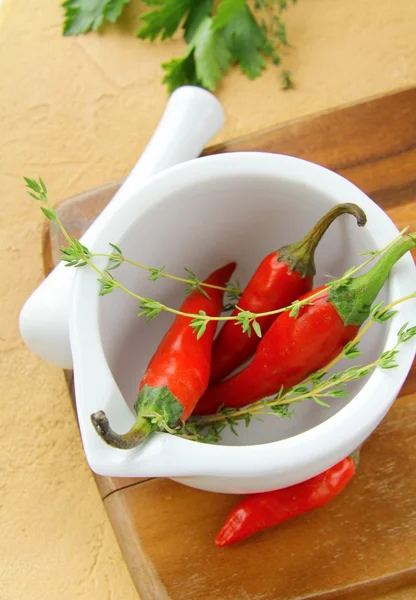 Red hot chili peppers zaprawy na drewnianym stole — Zdjęcie stockowe