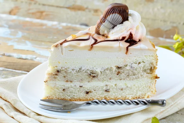 Tarta de helado de crema blanca con chocolate — Foto de Stock