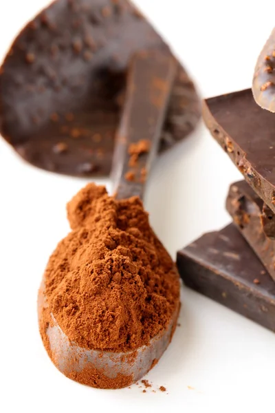 Натюрморт шоколадное какао, шоколадная стружка и конфеты — стоковое фото