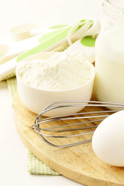 卵、小麦粉し、ミルクのベーキング - 設定 — ストック写真