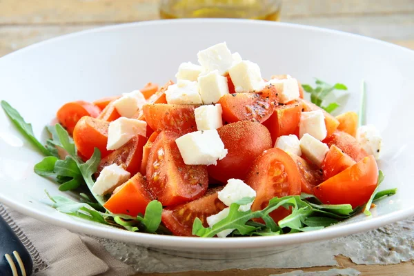 Griechischer mediterraner Salat mit Feta-Käse, Olivenöl und Tomaten — Stockfoto
