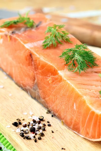 Pezzo di salmone affumicato con aneto — Foto Stock