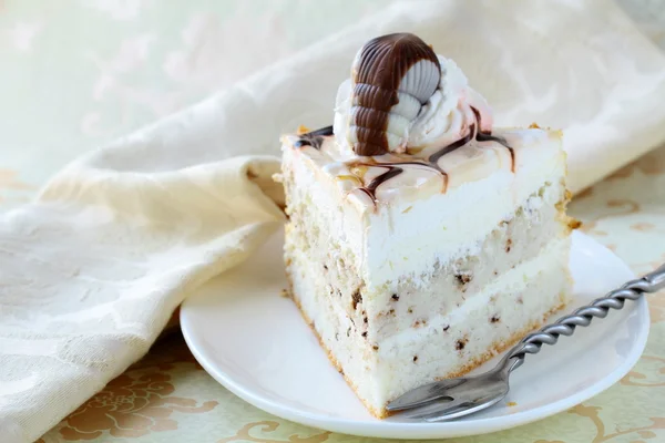 White Cream Icing Cake with Chocolate — Stock Photo, Image