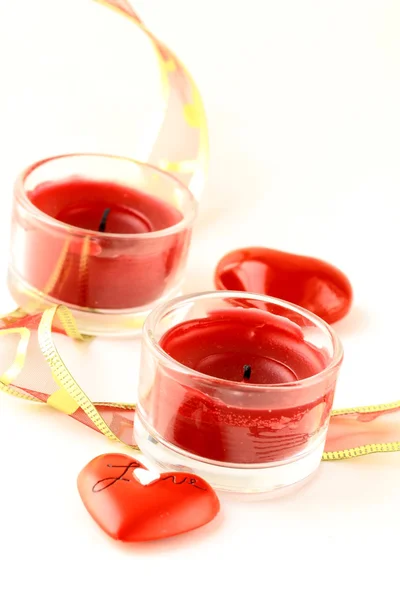 Dwa czerwone serca i świeca na Walentynki — Zdjęcie stockowe