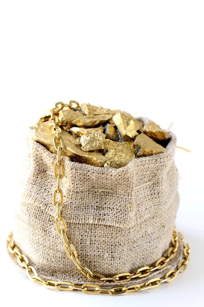 Guldklimpar på en liten påse — Stockfoto