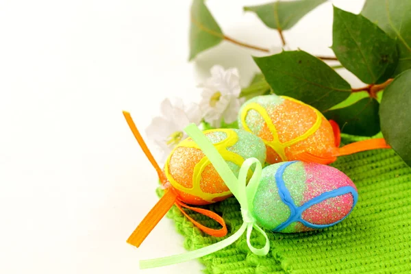 La composizione di Pasqua uova, erba verde su bianco — Foto Stock