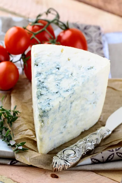 Parça mavi peynir, domates ve peynir bıçağı — Stok fotoğraf