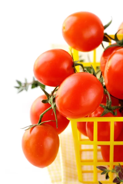 Beyaz arka plan üzerinde olgunlaşmış taze kiraz domates — Stok fotoğraf