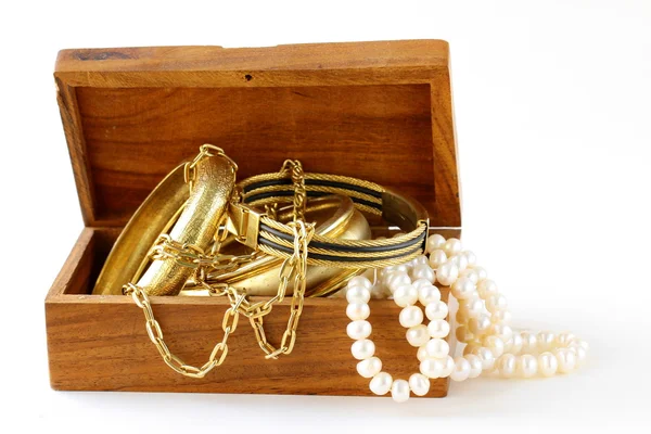 Schat borst gouden sieraden, armbanden en pearl — Stockfoto