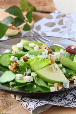 elma, peynir ve ceviz ile salata