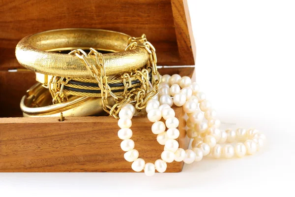 Cofre del tesoro joyas de oro, pulseras y perlas —  Fotos de Stock