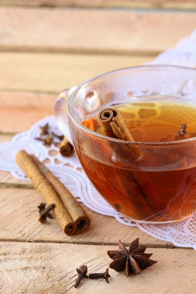 Chá com temperos - canela, um cravo e um anis — Fotografia de Stock