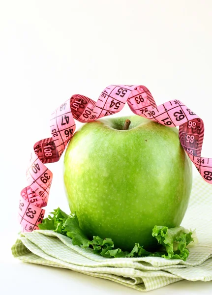 Dieta koncepcja dojrzałe zielone jabłko z taśma miernicza — Zdjęcie stockowe