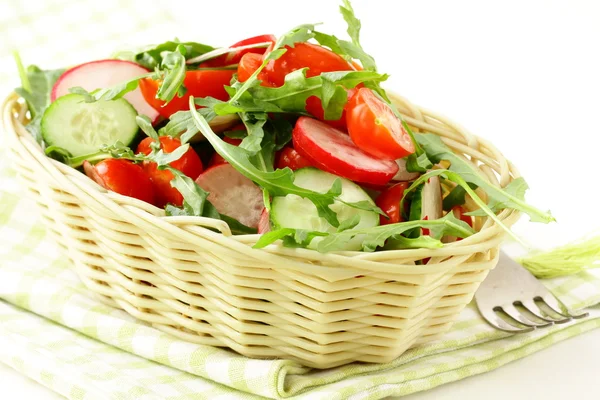 Salade met rucola en cherry tomaten op een houten bord — Stockfoto