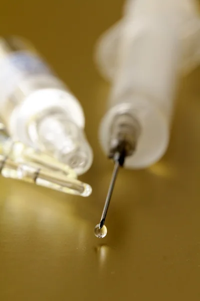 Primo piano della goccia di vaccino sull'ago della siringa — Foto Stock