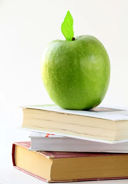Üç kitap ve apple beyaz masa — Stok fotoğraf