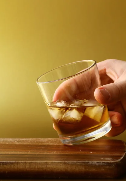 Склянка шотландського віскі і лід в руці — стокове фото