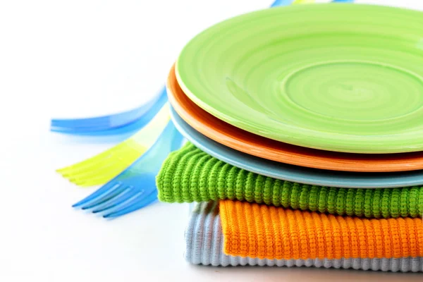 Красочная тарелка и салфетки для пикников — стоковое фото