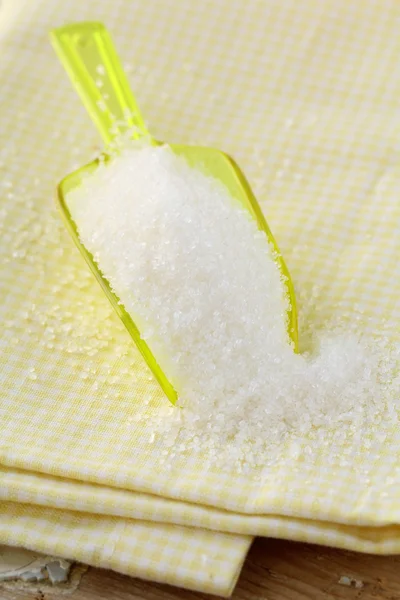 Högen av vitt socker i sked — Stockfoto
