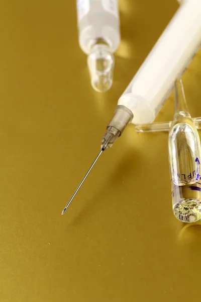 Close-up of vaccine drop on syringe needle — Stock Photo, Image