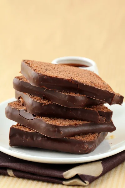 Torta al cioccolato con salsa glassa al cioccolato — Foto Stock