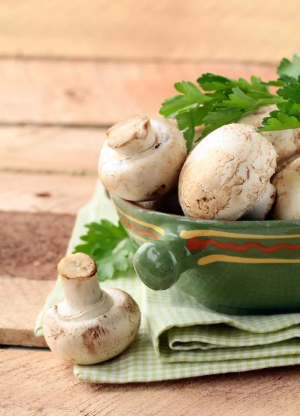 그릇에 흰색 버튼 버섯 — 스톡 사진