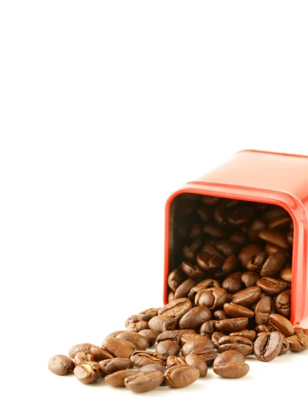 Свіжі ароматичні кавові зерна в металевій червоній коробці — стокове фото