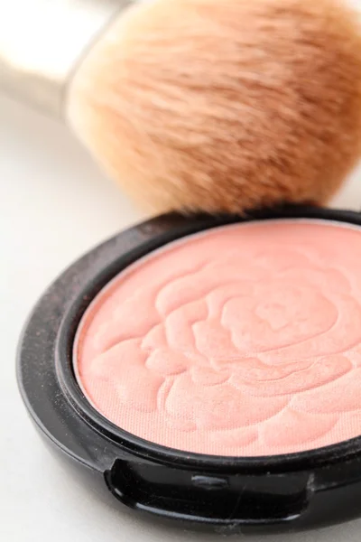 Blush compact rose avec brosse dans un récipient noir — Photo