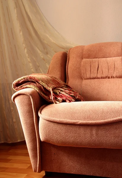 Interiér pohovka s dekou — Stock fotografie