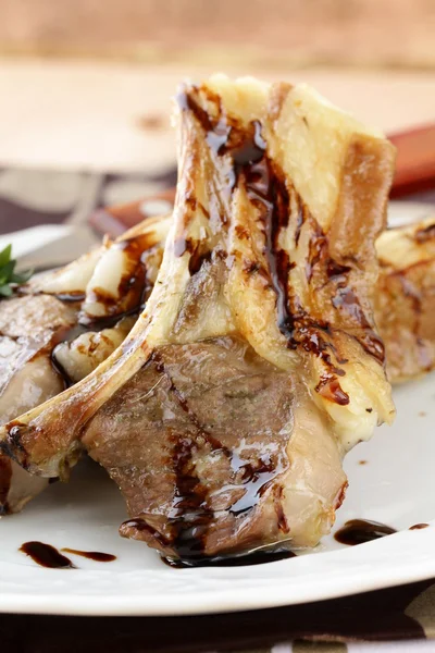 Zubereitetes Lammfleisch auf Teller — Stockfoto