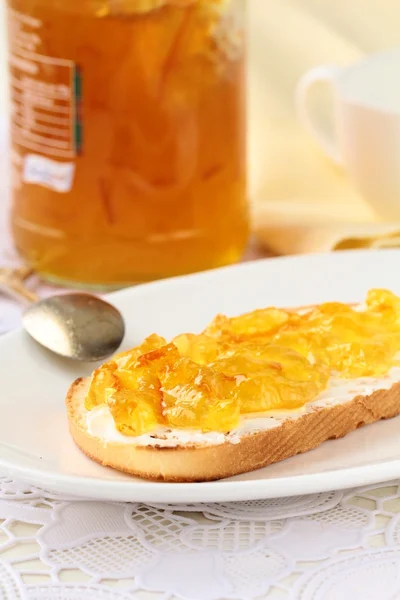Orangenmarmelade mit Toast auf Teller — Stockfoto