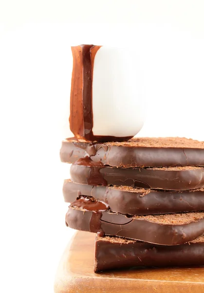 Çikolata sosu buzlanma ile çikolatalı kek — Stok fotoğraf