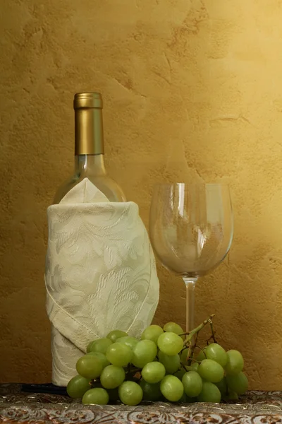 Stillleben von Weinflaschen, Glas und grünen Trauben für Vintage-Tisch — Stockfoto