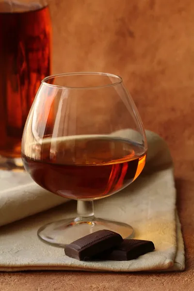 Glass 白兰地酒和巧克力的片断 — 图库照片