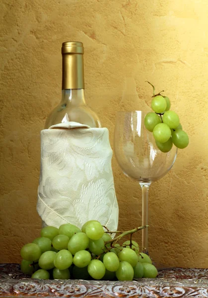 Borosüvegek, üveg és vintage tábla zöld szőlő csendélet — Stock Fotó