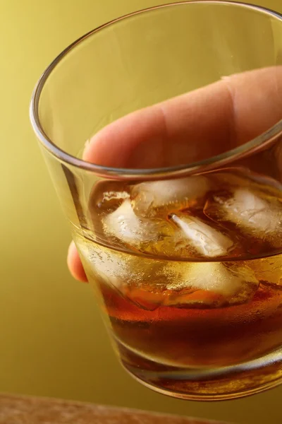 Glas Scotch Whiskey und Eis in der Hand — Stockfoto