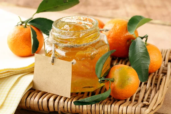 橙色的自制果酱早上都提供在一个玻璃瓶中 — 图库照片