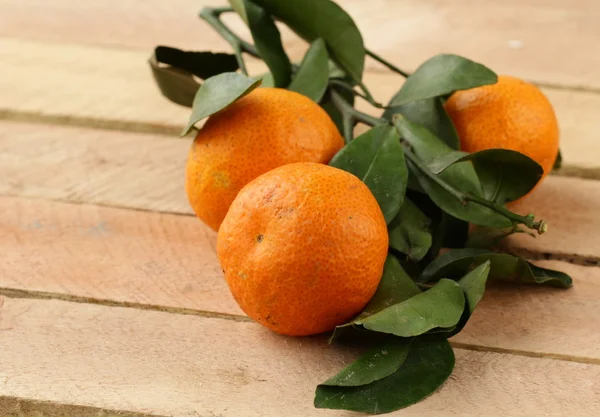 新鮮なジューシーなタンジェリン、マンダリン オレンジと葉します。 — ストック写真