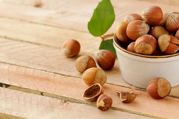 Hasselnötter i en keramikfat — Stockfoto