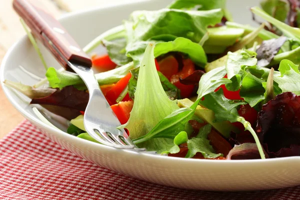 Salade (rucola, ijsberg, rode biet) Meng in een kom op tafel — Stockfoto