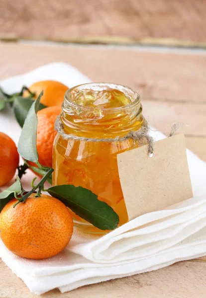 橙色的自制果酱早上都提供在一个玻璃瓶中 — 图库照片
