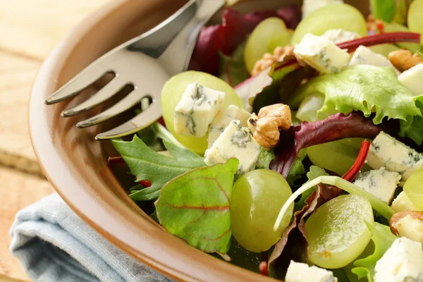 Salat mit Trauben und Walnüssen mit Blauschimmelkäse mischen — Stockfoto