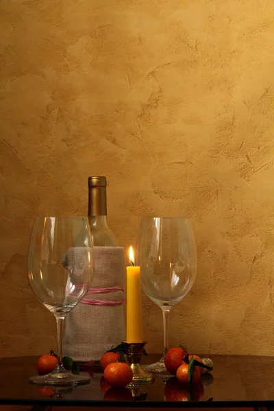 Romantisches Stillleben mit Wein und Kerzen — Stockfoto