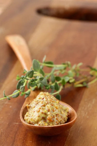 Salsa di senape francese in un cucchiaio di legno — Foto Stock